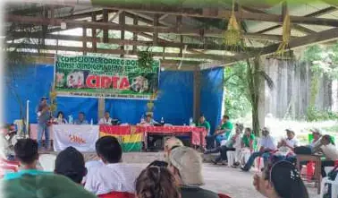 Asamblea del Consejo Indígena del Pueblo Tacana bajo un techo de palma