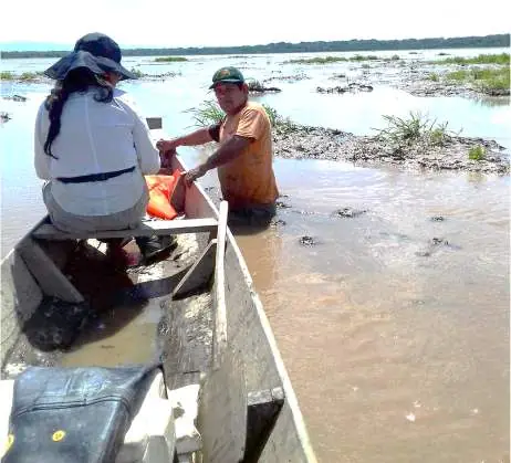Dos personas en una canoa sobre el río Beni