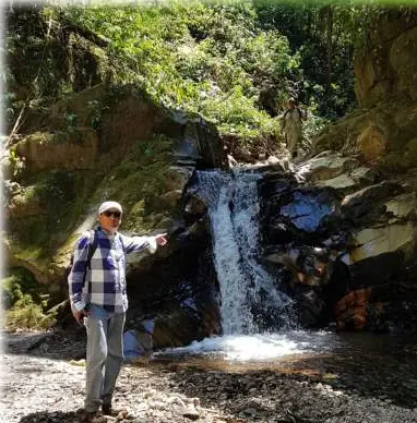 Persona junto a la cascada Dunucuawi