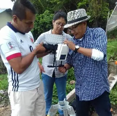 Equipo de la universidad instalando una estación meteorológica