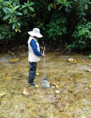 Investigadora midiendo el caudal de un arroyo