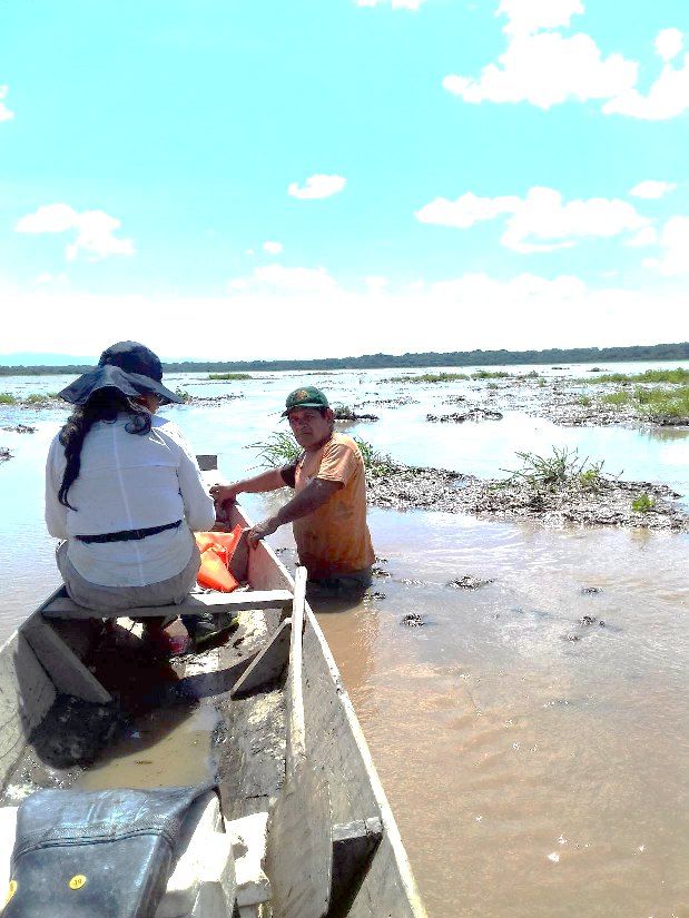 Dos personas en una canoa sobre el río Beni